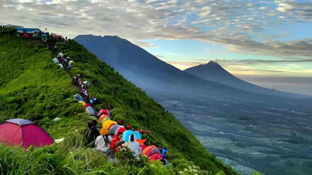 7 Rekomendasi Pendakian Gunung di Indonesia dengan Pemandangan Indah dan Menakjubkan